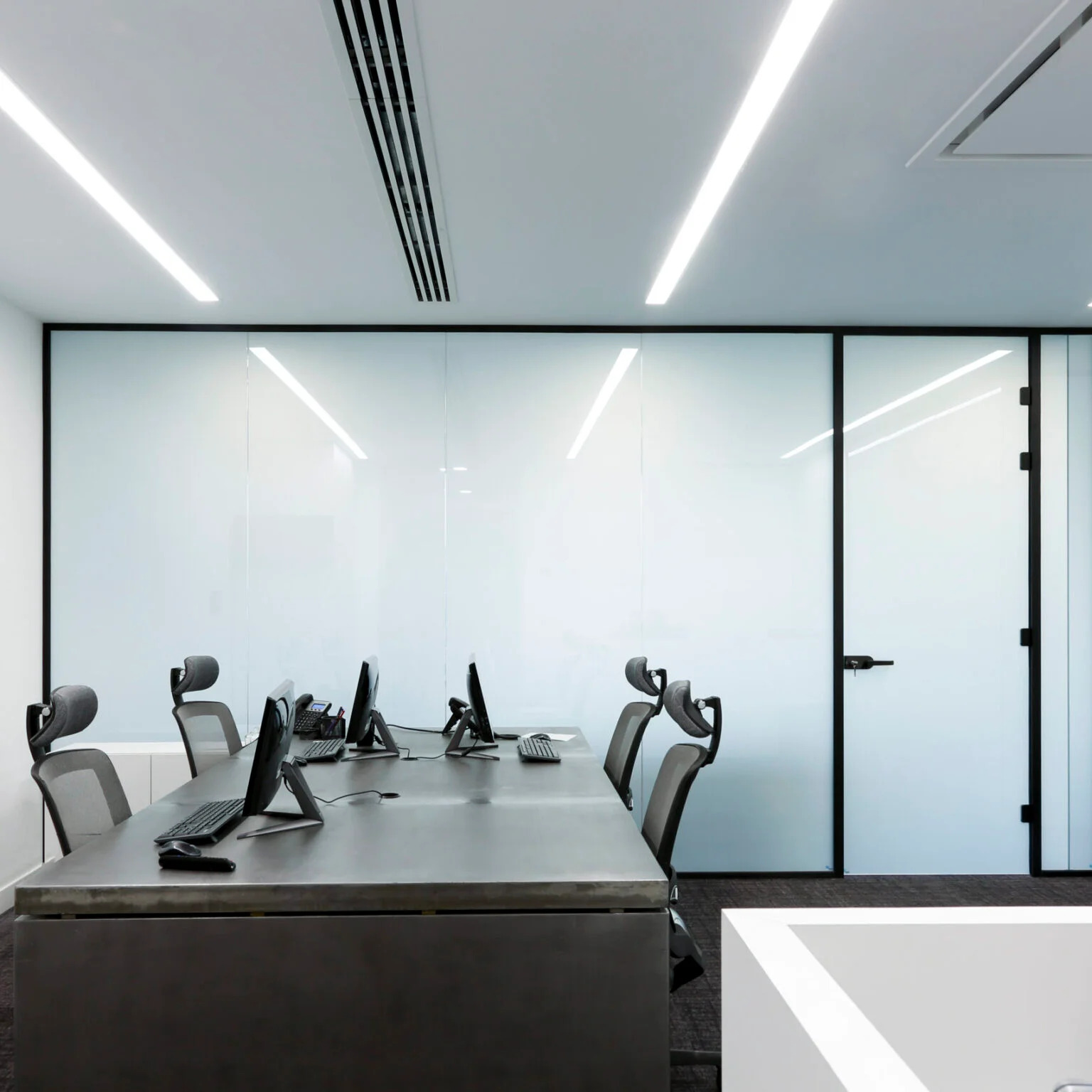 Why Choose Switchable Glass Over Curtains in the UK?